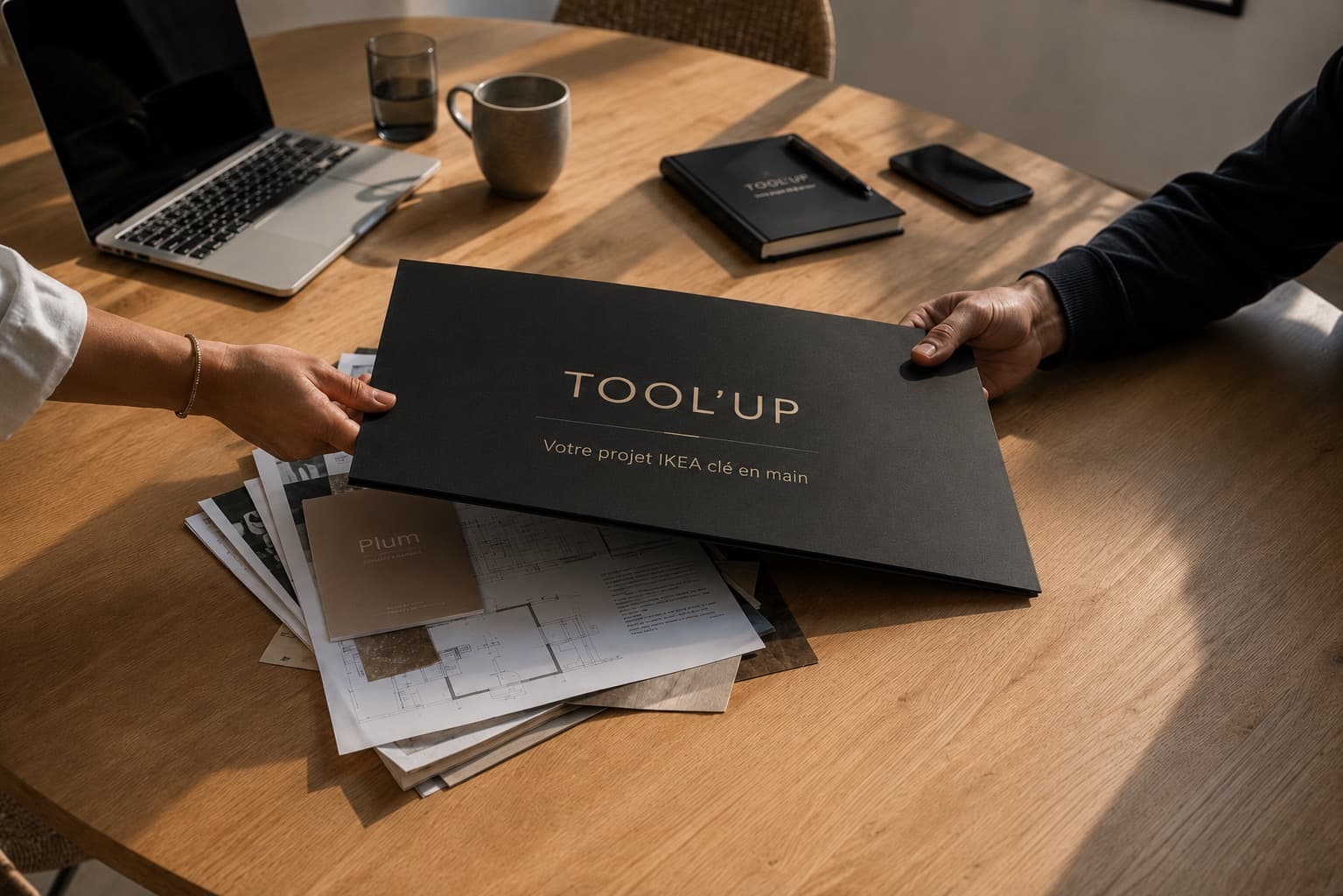 Coffret Tool'up remis à un client avec ses plans de cuisine Plum Living