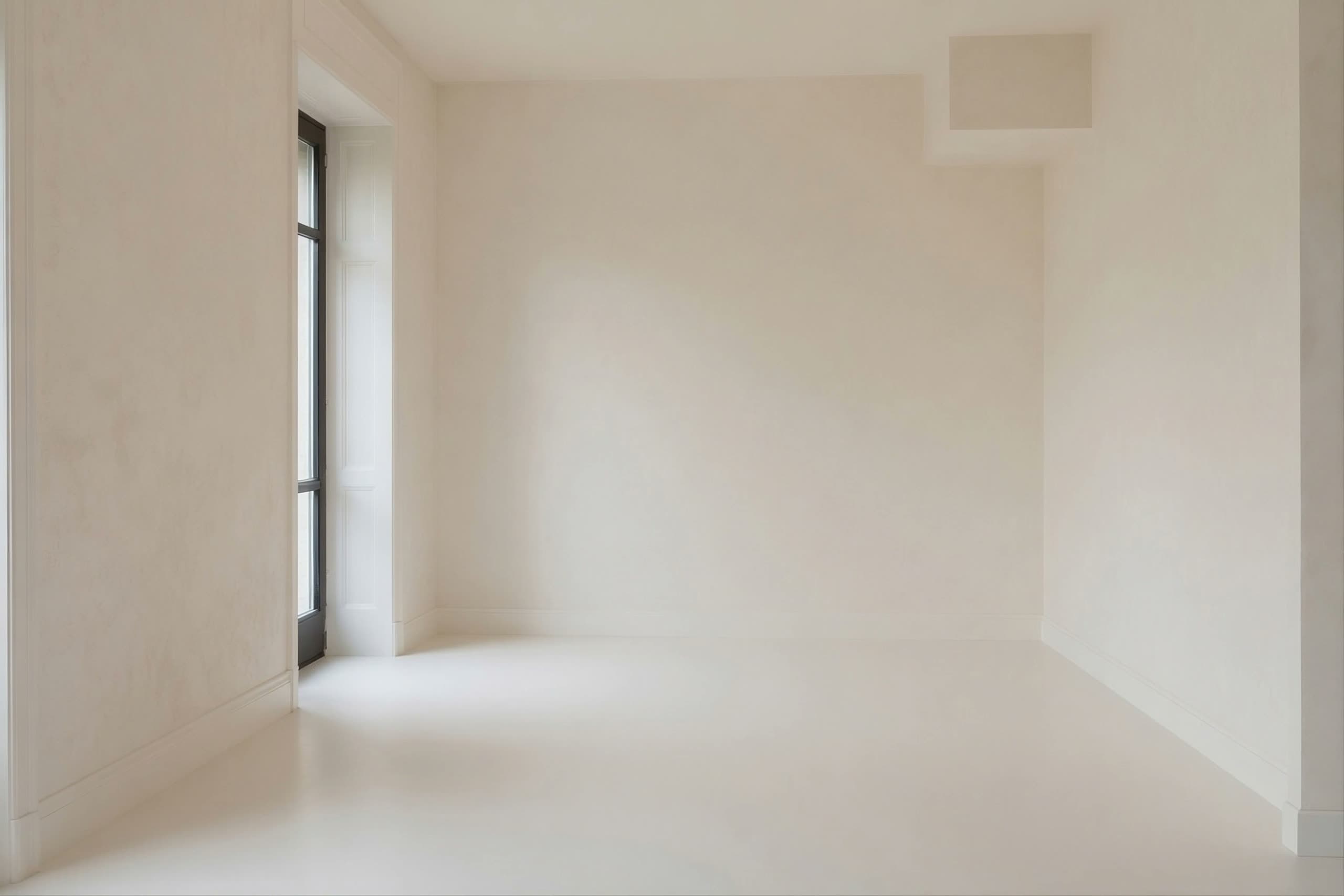 Intérieur lumineux aux murs crème baigné de lumière naturelle