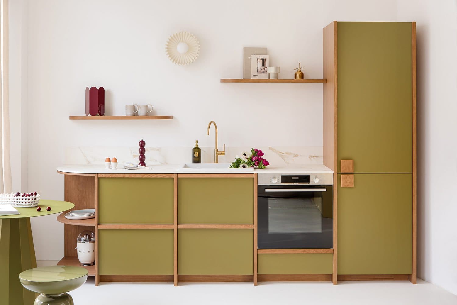 Cuisine linéaire vert olive, encadrements chêne et plan marbre