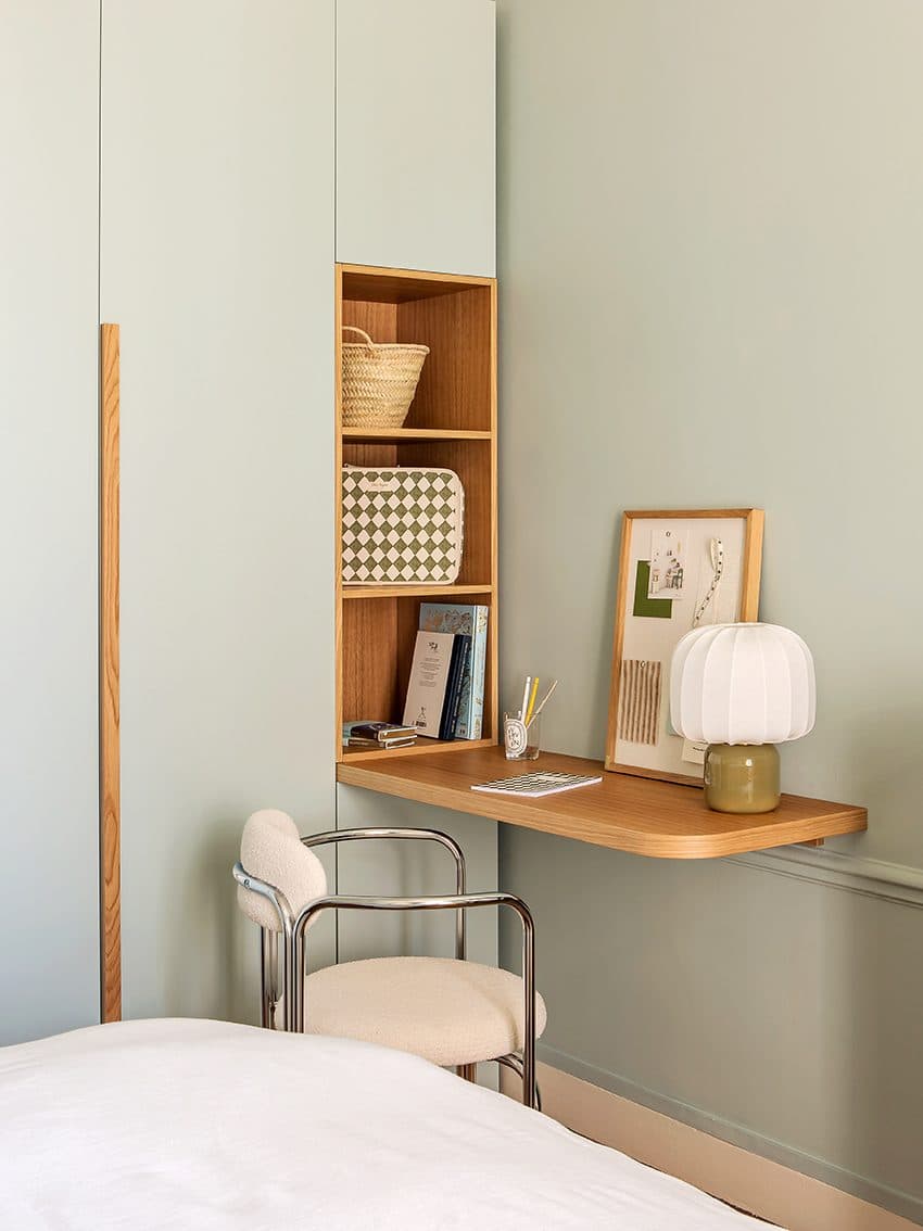 Dressing céladon avec bureau intégré et niche chêne