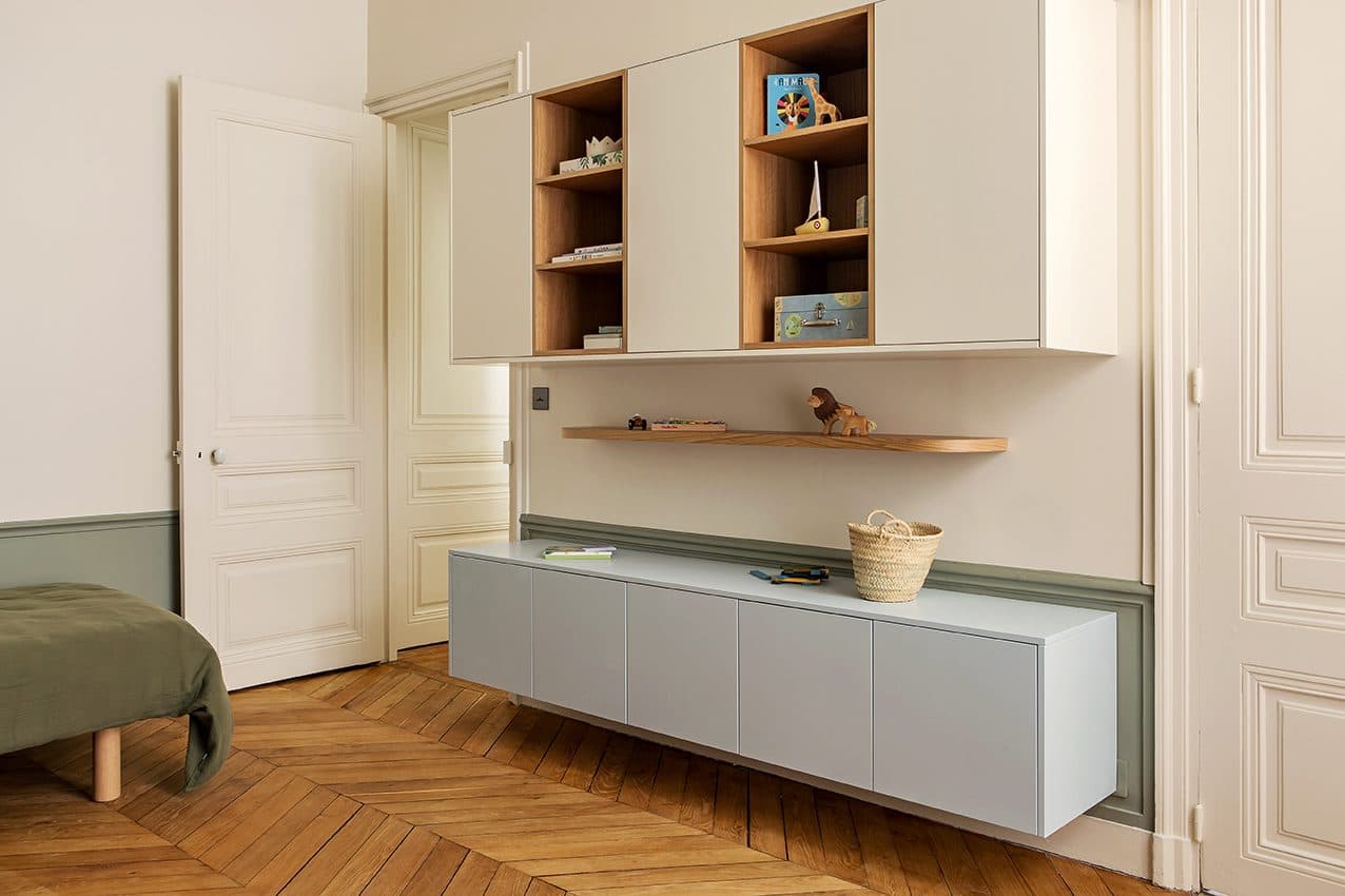Chambre d'enfant, meuble bas suspendu et caissons à niches chêne