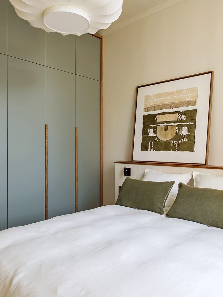 Chambre avec dressing bleu-gris toute hauteur