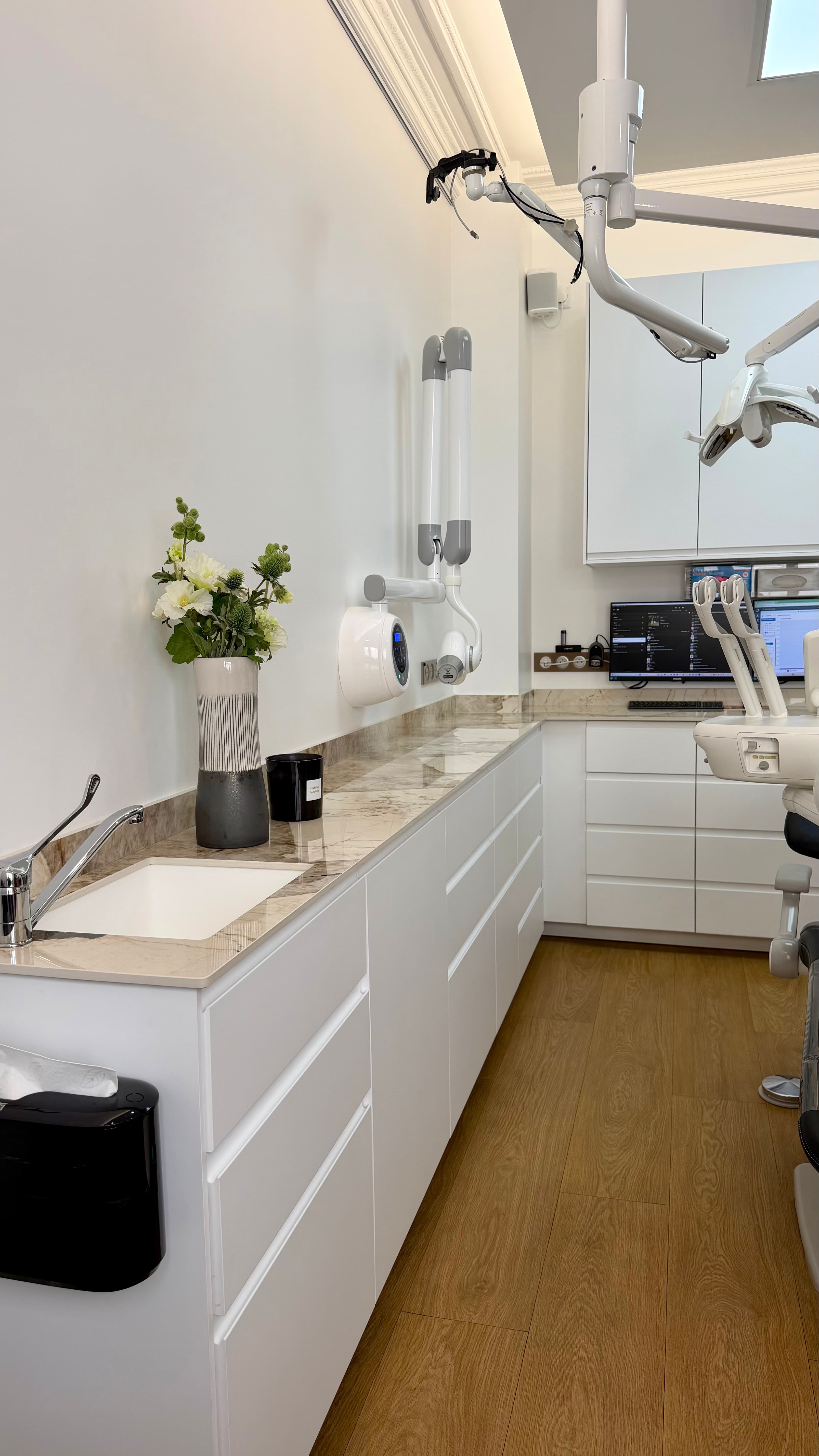 Salle de soins avec bras de radiologie et fauteuil dentaire