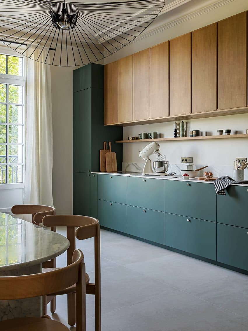 Cuisine linéaire vert olive et plan marbre
