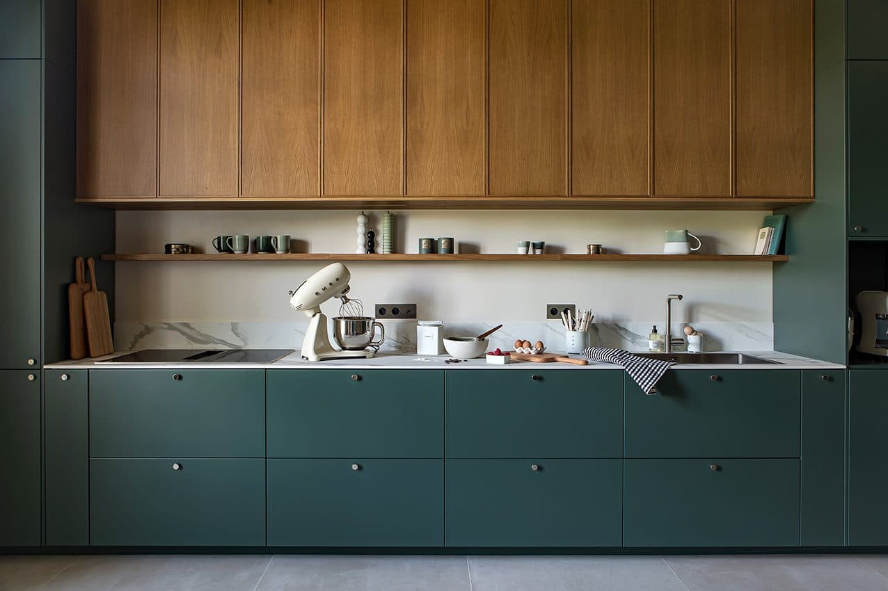 Cuisine ouverte vert profond, meubles hauts chêne