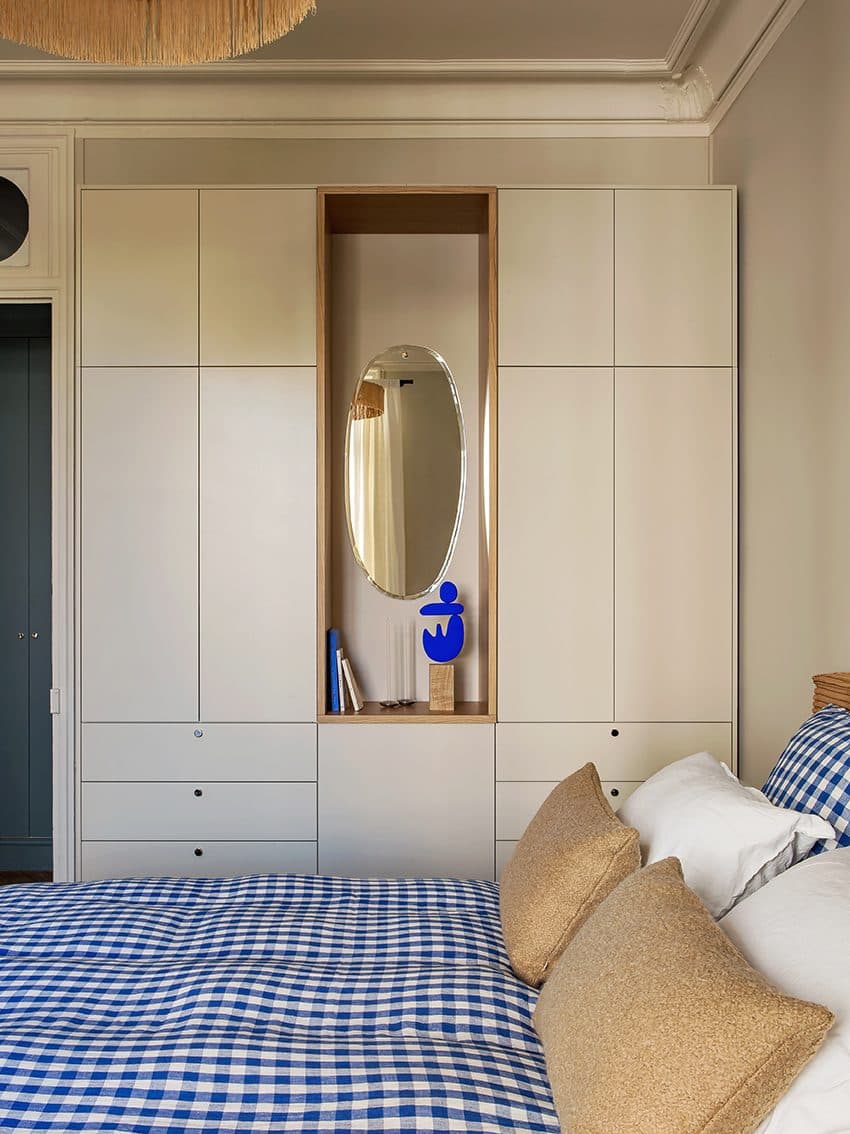 Chambre, dressing crème toute hauteur à niche chêne et miroir