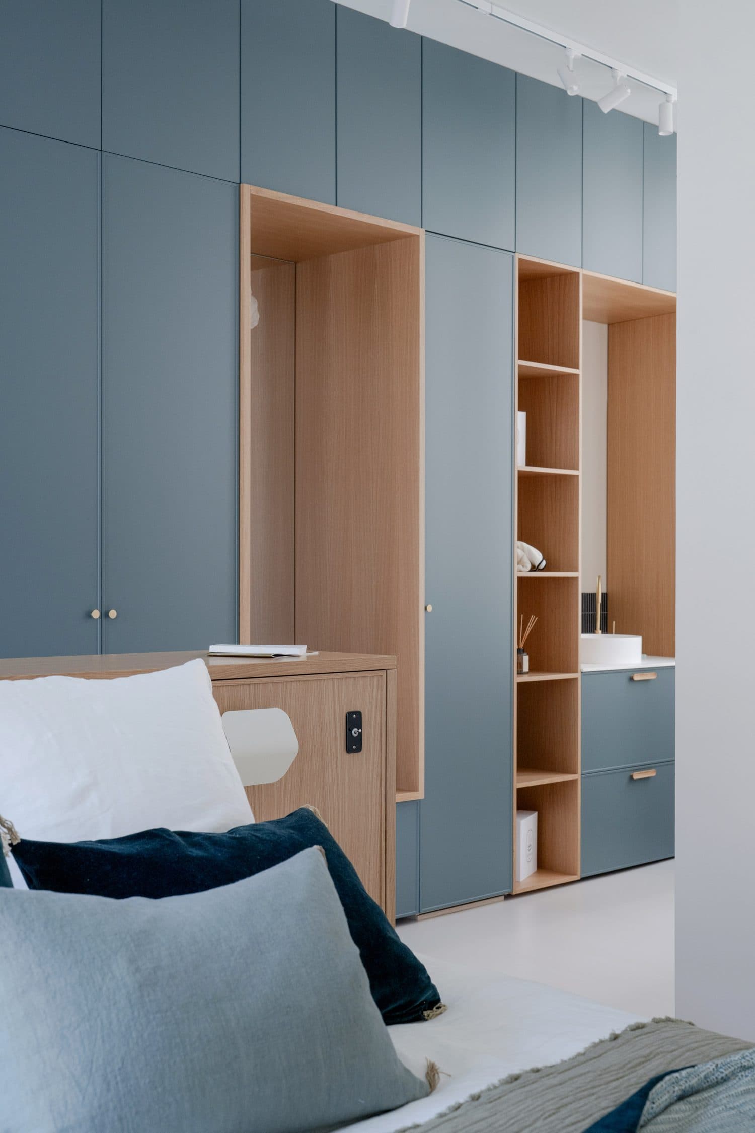 Dressing bleu, niches chêne et plan vasque intégré