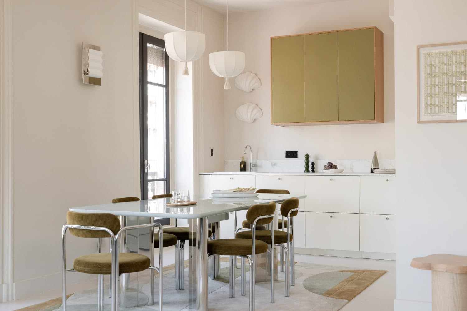Cuisine blanche, étagères chêne et niche inox, plan marbre