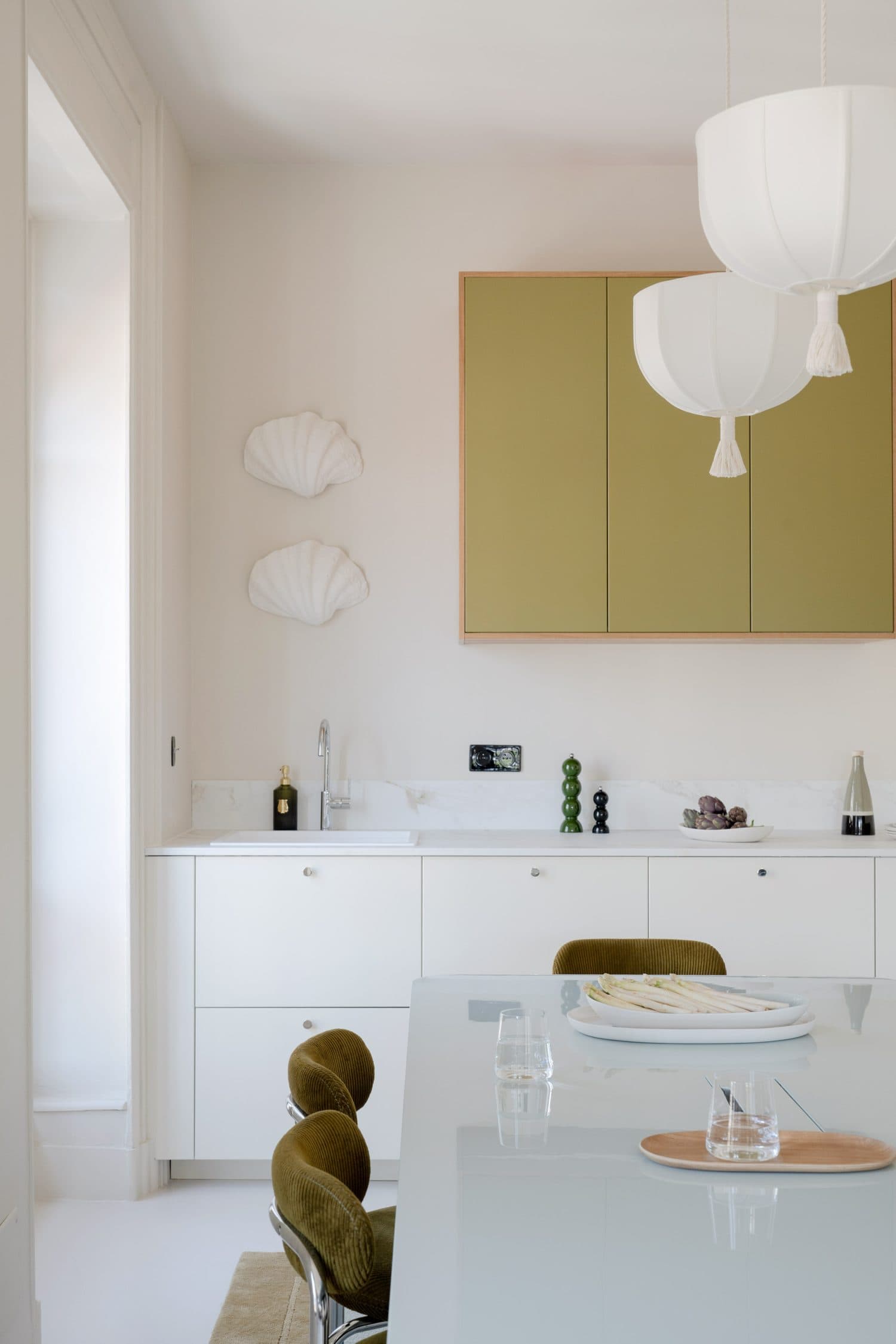 Cuisine blanche, meuble haut olive et suspensions cocon