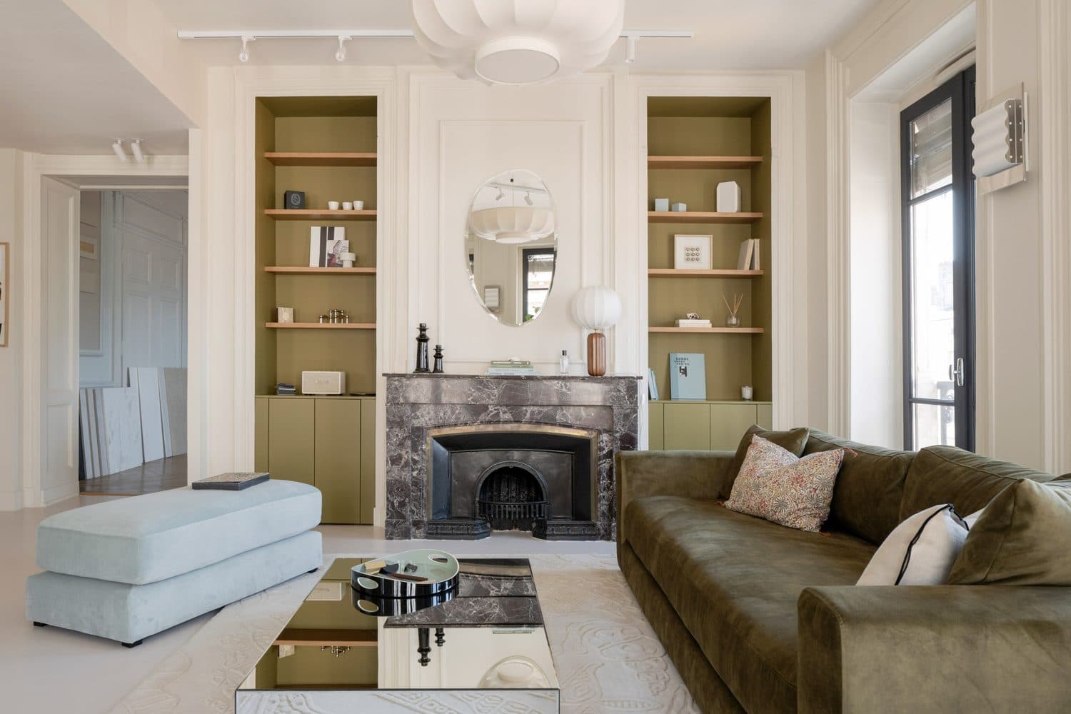 Séjour, niches vert olive, cheminée marbre et miroir ovale