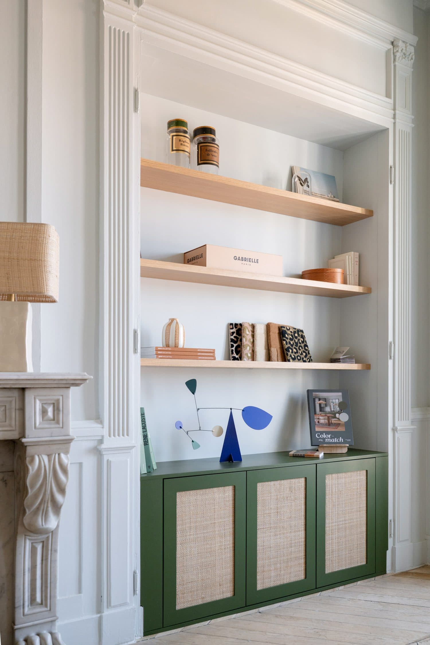 Étagères et niches en bois clair